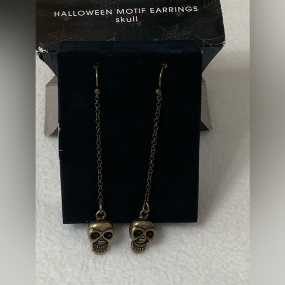 AVON 2012 HALLOWEEN SKULL EARRINGS - Picture 3 of 5
